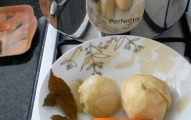 1. Этап. Борщ из конины: Овощи из бульона достаем и выбрасываем, они свое 