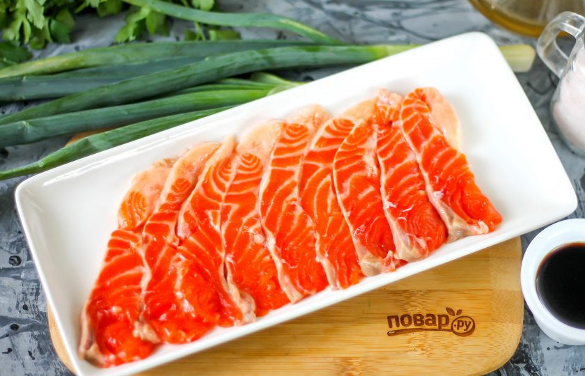 1. Этап. Сашими из лосося: Филе лосося промойте в воде, острым ножом нарежьте его на слайсы и выложите их на тарелку.