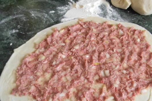 1. Этап. Рулет Mинутка на сковороде: Раскатываем приготовленное тесто в тонкий пласт и выкладываем на него заправленный фарш, равномерно его распределяем.