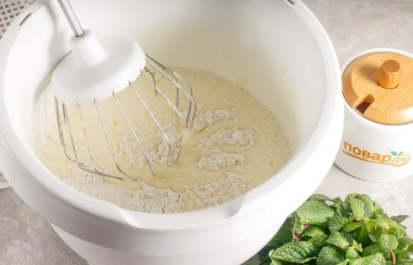 1. Этап. Идеальный бисквит: Затем вмешайте во взбитую массу пшеничную муку по частям. Не взбивайте, а именно вмешивайте, чтобы не выпустить воздушные пузырьки из теста.