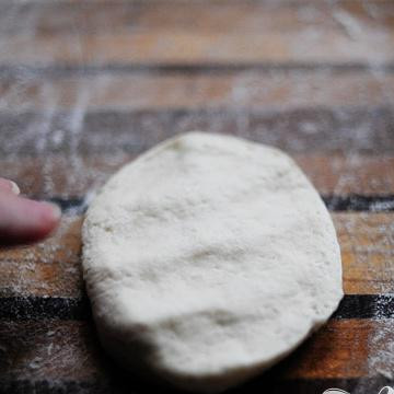 1. Этап. Мексиканская пицца: Достаньте небольшие, круглые кусочки готового теста (можно купить в супермаркете).