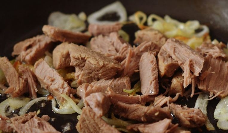 1. Этап. Легкий мясной салат: В кастрюльке доведите до кипения чистую питьевую воду. Отварите в ней кусок нежирной говядины, которую следует предварительно вымыть. После этого остудите мясо, нарежьте его тонкими брусочками. Добавьте мясо к луку и обжаривайте еще пять минут, постоянно помешивая.