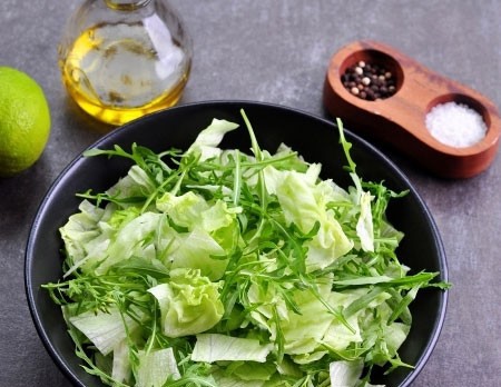 1. Stage. Avocado Salad: Cut the salad into slices and add the arugula.