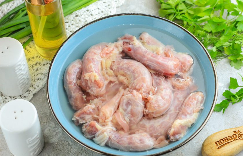 1. Этап. Вареные куриные шеи: Куриные шеи промойте в воде, срежьте пленки.