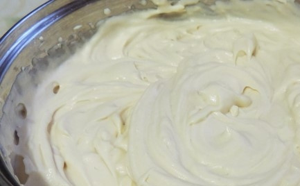 1. Этап. Торт Женский каприз: 7. Складывайте коржи, перемазывая их кремом в произвольном порядке. Часть крема отложите. Промазав коржи, поставьте торт в холодильник на 8 часов.