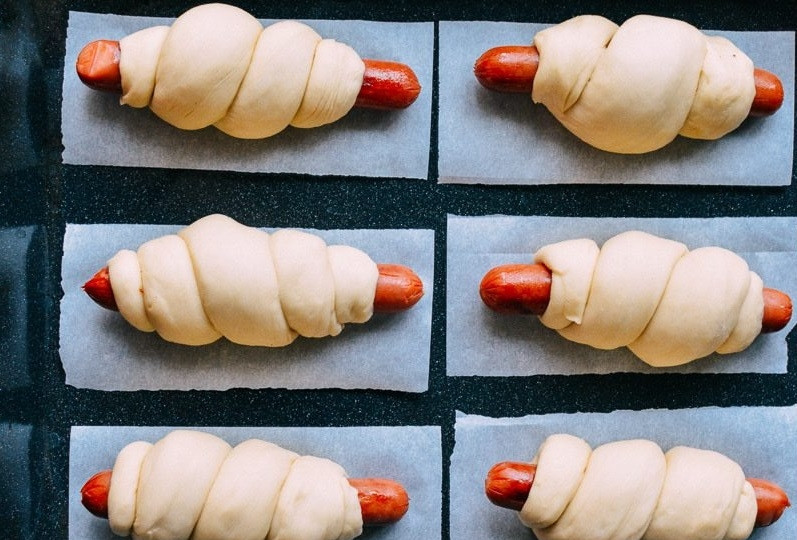 1. Этап. Рецепт сосисок в тесте: 3. Проделайте все действия с оставшимися сосисками.