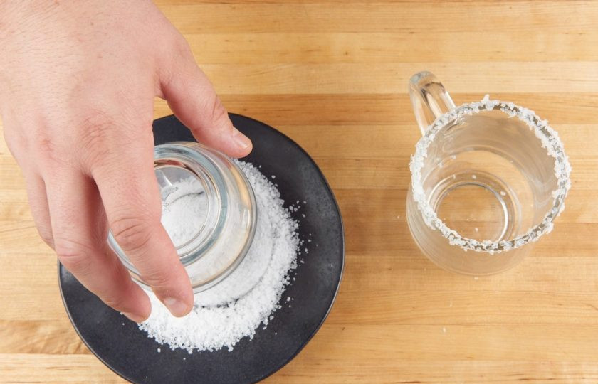 1. Этап. Смузи Маргарита: 2. Затем бокалы для подачи сверху обмакните в соке, а далее - в соли.