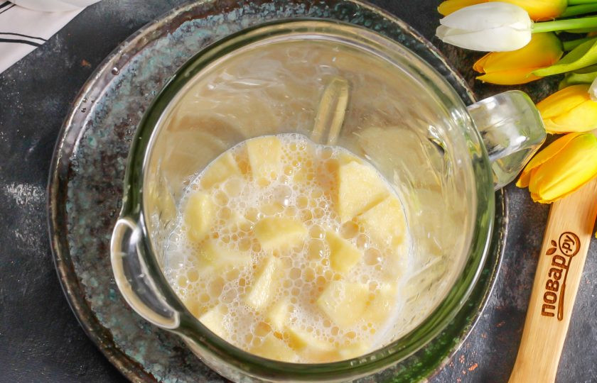 1. Этап. Молочный коктейль с яблоком: Влейте охлажденное молоко. Именно охлажденное (холодное), иначе у вас не образуется пышная пенка.