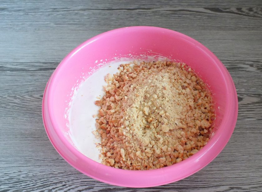 1. Этап. Печенье Ласточкино гнездо: К взбитым белкам добавьте смесь орехов и крошки из теста. Перемешайте ложкой.