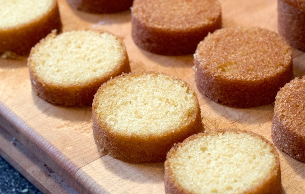 1. Этап. Бисквит Виктория: Каждый бисквит разрезаем пополам (поперек).