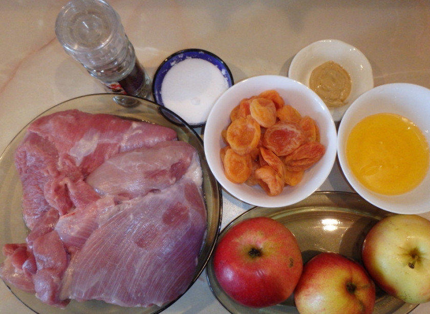 1. Этап. Филе индейки кусочками: Подготовьте ингредиенты. Индейку промойте, удалите лишние пленочки и обсушите бумажным полотенцем.