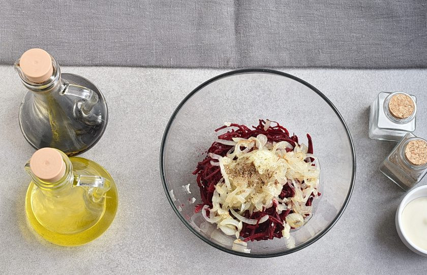 1. Этап. Салат со свежей свеклой: Выложите горячий лук в свеклу. Сверху выдавите чеснок, свежерастолченный кориандр, поперчите по вкусу. Полейте винным уксусом и соевым соусом.