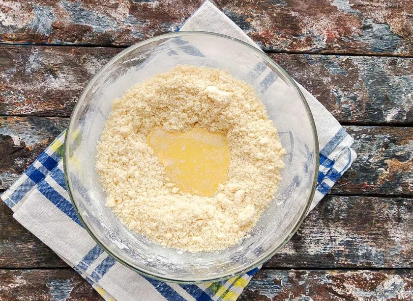 1. Этап. Печенье Экономное: Далее добавьте топленое сливочное масло.