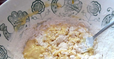 1. Этап. Тесто для кыстыбый: Яйцо вбиваем в миску, добавляем соль и взбиваем. Вливаем молоко, просеиваем муку и замешиваем густое тесто.