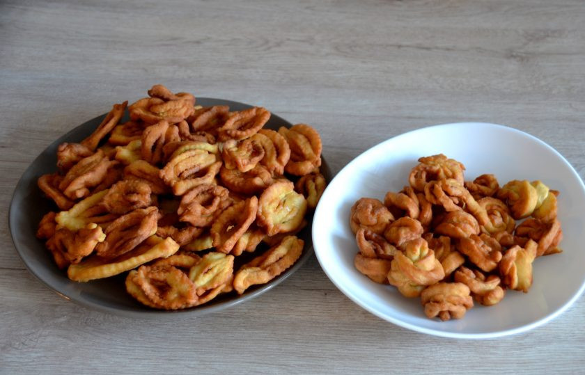 1. Этап. Десерт Ченси: Получилось два вида печенья-хвороста. Первые посыпьте сахарной пудрой.