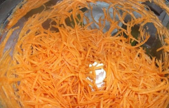1. Этап. Кабачки по-венски: 1. Почистить и натереть морковь.