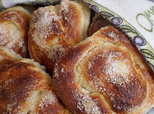 1. Этап. Булочки из дрожжевого теста с сахаром: 6. Противень отправляем в разогретый до 200 градусов духовой шкаф, выпекаем булочки до готовности.