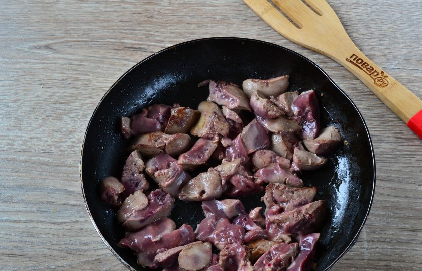 1. Этап. Мясные рулетики с печенью: Затем порежьте печень на небольшие куски и обжарьте в небольшом количестве растительного масла.
