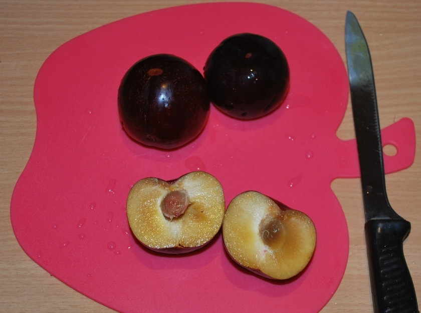 1. Этап. Сладкий пирог на скорую руку: Извлекаем обязательно из вишни косточку.