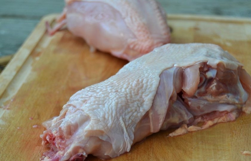 1. Этап. Ароматный куриный бульон: 1. Вымойте куриную тушку, разделите ее на части: крылья, ножки, спинка и прочие части.