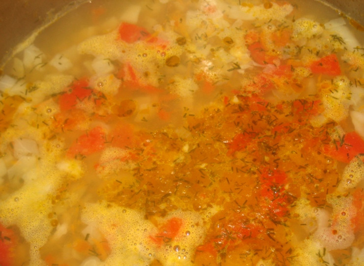 1. Этап. Щи с говядиной: Опять ставим бульон с мясом на огонь, доводим его до кипения и выкладываем в кастрюлю нарезанный картофель и капусту, варим все 8-10 минут. Затем добавляем в суп обжаренные овощи, приправляем его специями, при необходимости досаливаем и варим еще 6-8 минут. Выключаем огонь и даем щам время настояться, минут 10-15.