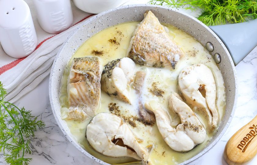 1. Этап. Сливочная щука: Влейте сливки и доведите их до кипения. Затем нагрев убавьте до минимума.