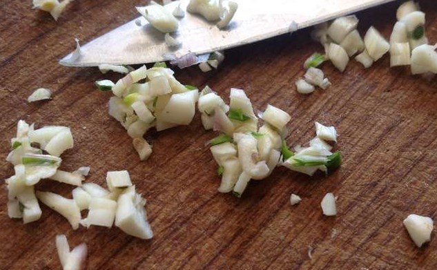 1. Этап. Хачапури из творожного теста с сыром: Чеснок мелко порубите.