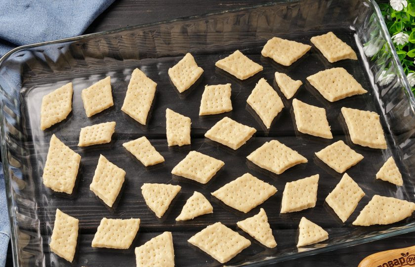 1. Этап. Банановые ароматные крекеры: Выложите заготовки на противень и наколите викой. Противень я не смазывала.