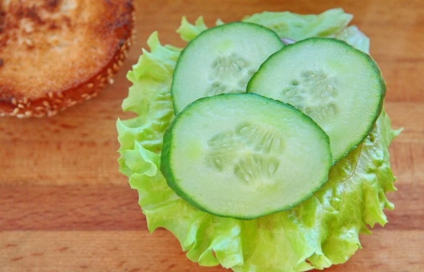 1. Этап. Вегетарианский бургер (мастер-класс): И в завершении кружочки свежего огурчика…