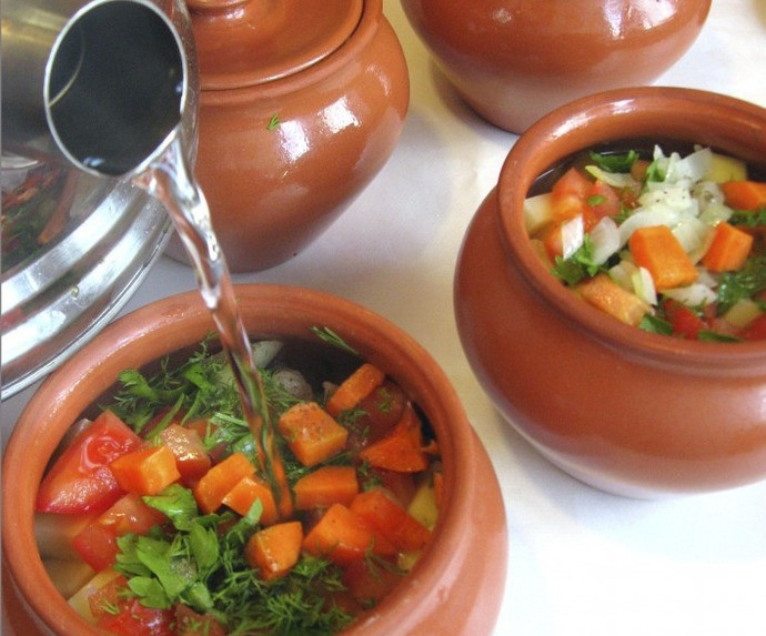 1. Этап. Свинина тушеная в горшочке: 13. Посолить и поперчить по вкусу. Далее есть несколько вариантов развития событий. Первый - залить горшочки кипятком, второй - отправить их в духовку без воды. Вы можете выбрать тот вариант свинины тушеной в горшочке в домашних условиях, который вам больше понравится.