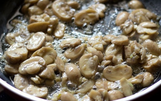 1. Этап. Грибная лазанья: 4. Жарьте на среднем огне, периодически помешивая, до мягкости.