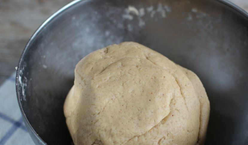 1. Этап. Имбирные пряники с глазурью: Замесите гладкое эластичное тесто, оберните его пищевой пленкой и дайте тесту отдохнуть в течение получаса.