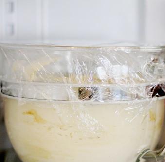 1. Этап. Печенье со сметаной: 5. В несколько приемов добавить сухие ингредиенты и замесить тесто. Накрыть его пищевой пленкой и оставить в холодильнике на 1-2 часа.