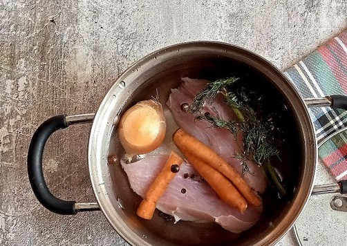 1. Этап. Новогодний минестроне: Я отварила филе для салата. Бульон у меня остался. Я его поставила в холодильник до 