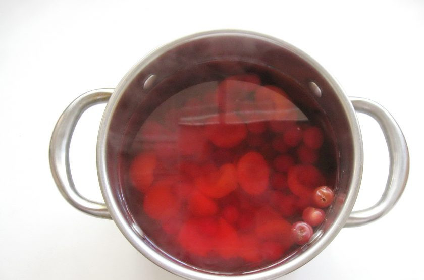 1. Этап. Кисель из вишен и абрикосов: Доведите фрукты до кипения и варите 15-20 минут на небольшом огне.