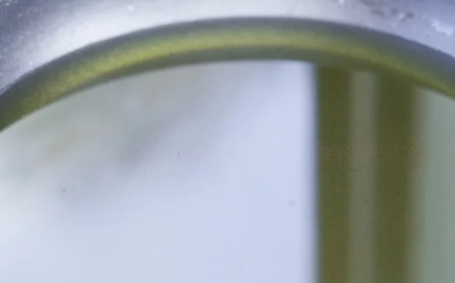 1. Этап. Маринованные огурчики в кляре: 1. Налейте на сковороду масло и оставьте разогреваться.