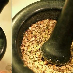 1. Этап. Паста с фисташками и оливками: Очищенные фисташки измельчаем в ступке. Блендер использовать не рекомендую, фисташки превратятся в кашу. Лучше в ступке.