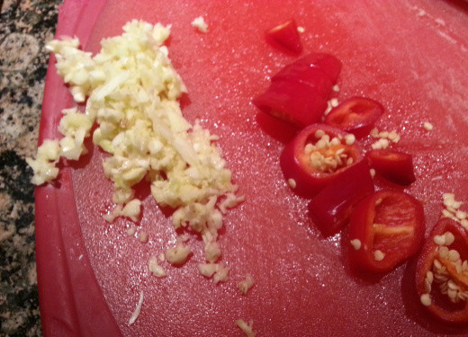 1. Этап. Тушеная картошка с курицей: 3. Чеснок почистите и измельчите ножом или пропустите через пресс. Если будете использовать горький перец, промойте и нарежьте его.