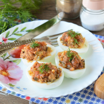Яйца фаршированные килькой
