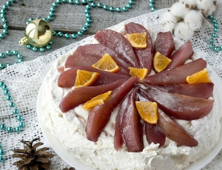 1. Этап. Десерт Анна Павлова с пряными грушами: 7. Вымоченные груши выкладываю на торт, украшаю десерт кусочками апельсина или мандарина. Торт сразу же подаю к столу, приятного аппетита!