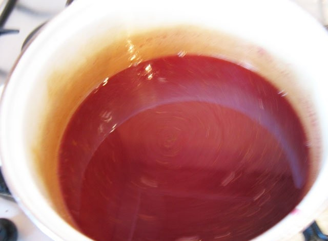 1. Этап. Земляничное варенье в сиропе: Проварите сок до полного растворения сахара, дав ему прокипеть слегка.