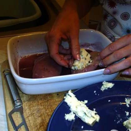 1. Этап. Куриные грудки с голубым сыром: Заполните карманы голубым сыром.