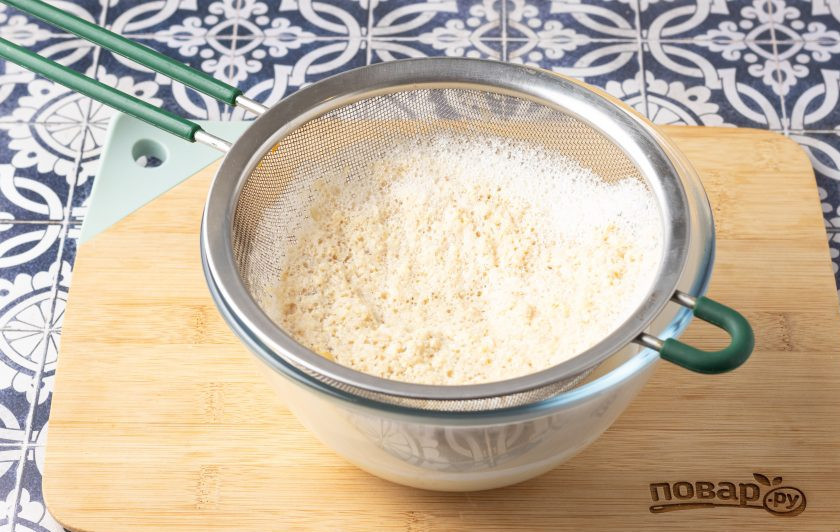 1. Этап. Холодная лапша с соевым молоком Конггуксу: Процедите получившуюся жидкость через мелкое сито или марлю. Остудите соевое молоко и охладите в холодильнике.