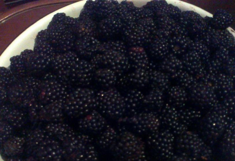 1. Этап. Варенье из ежевики: Ежевику хорошо промыть, очистить от мусора. Уложить в глубокую кастрюлю.