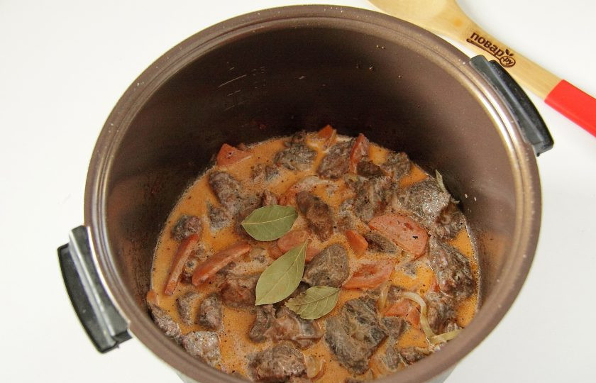 1. Этап. Говядина с морковью в мультиварке: Налейте воду и сливки, добавьте лавровый лист. Установите программу 