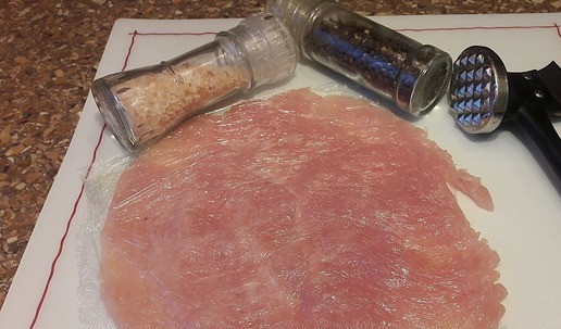 1. Этап. Котлеты по-киевски к Рождеству: Индейку порезать, отбить кухонным молотком через пленку