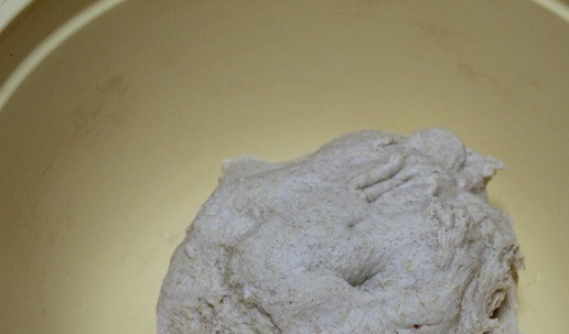 1. Этап. Булочки с кукурузной полентой: Выложить в чашу. Накрыть. Поставить в теплое место на 1 час.