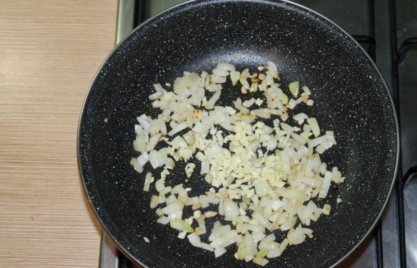 1. Этап. Оладьи из чечевицы с булгуром: Обжарьте лук на небольшом количестве оливкового масла. В конце добавьте чеснок.