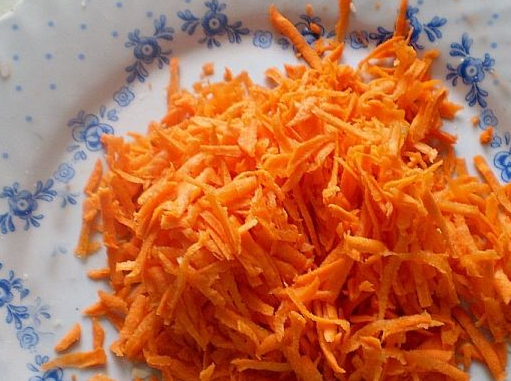 1. Этап. Лаваш с морковкой и сыром: Морковь очищаем от кожуры и также натираем на терке.