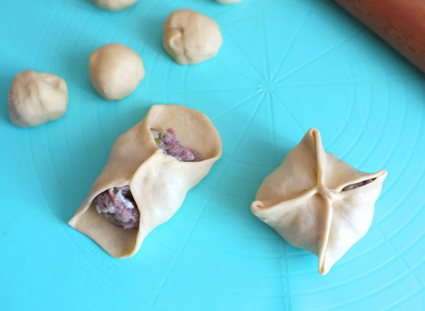 1. Этап. Манты с индейкой: Сформуйте манты. Сначала соедините противоположные стороны над фаршем. Образуя тем самым квадрат.